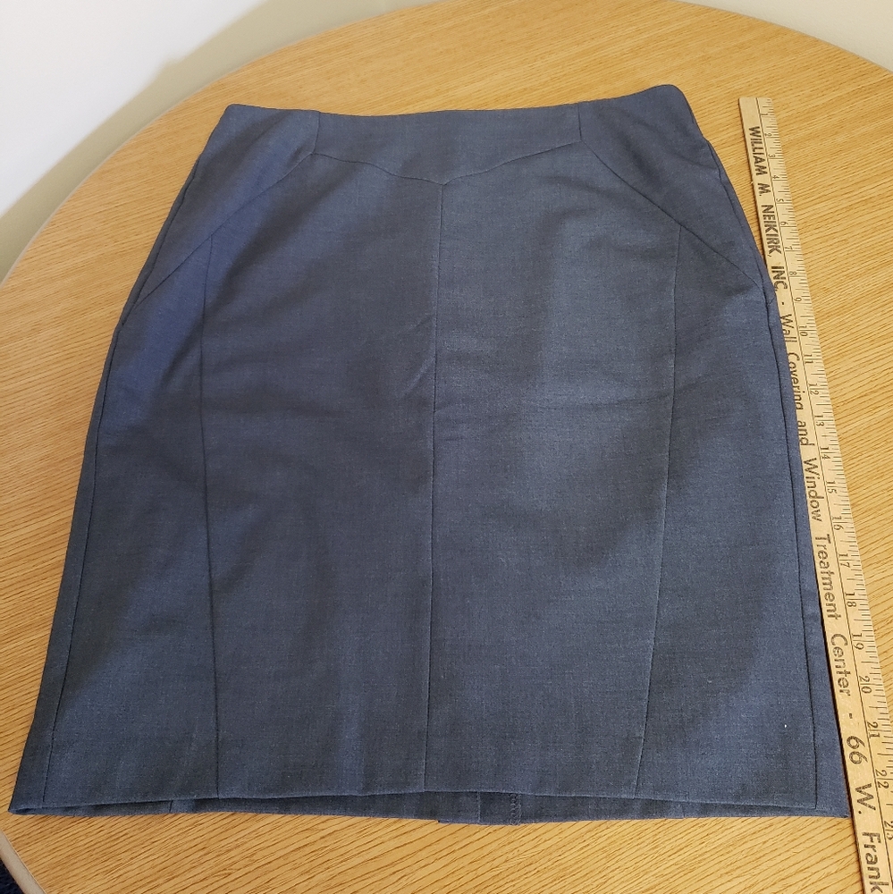 WOMENS SIZE 10, BLUE  GRAY LINED PENCIL SKIRT.  WORTHINGTON